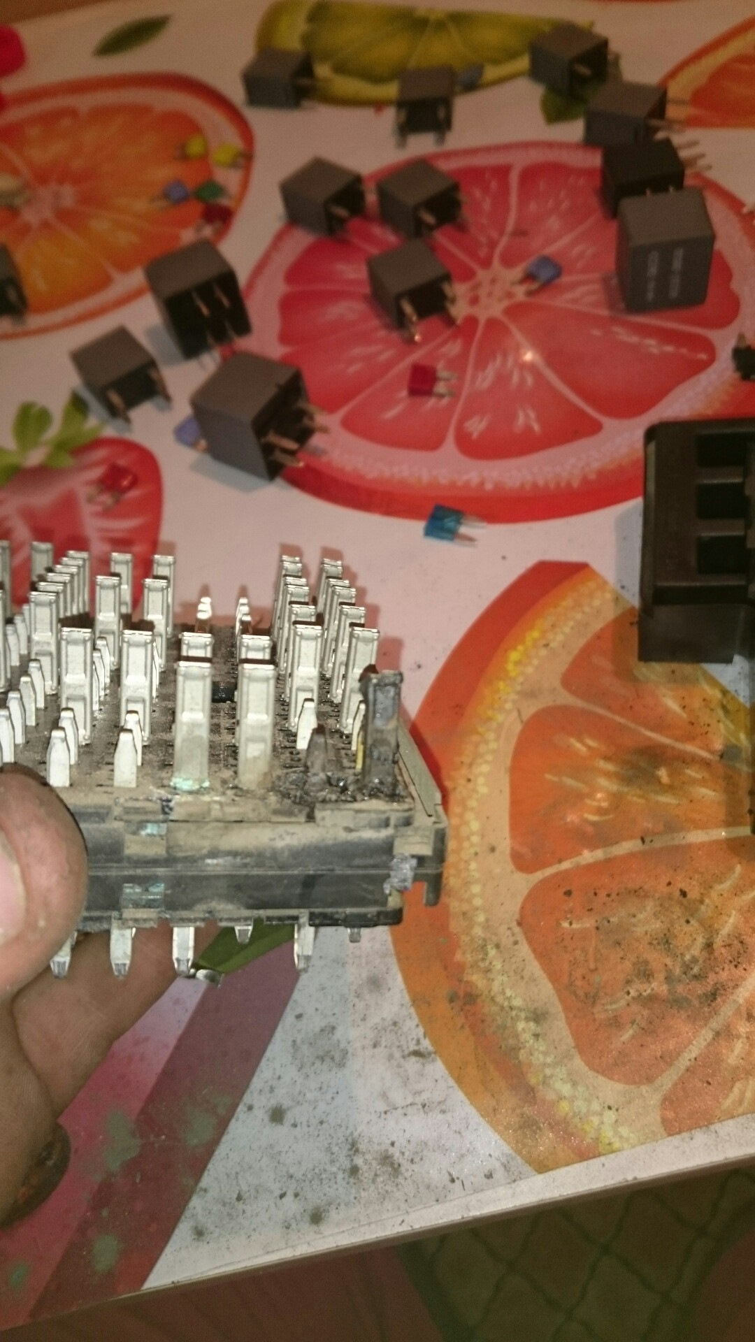 не работает подогрев заднего стекла, греется 28 предохранитель ...