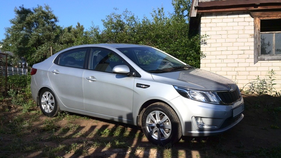 Киа рио б у авито. Киа Рио Снежка 3. Kia Rio 2016 1.6 at серебристая. Цвет Снежная Королева на Киа Рио 4. Полировка Киа Рио.