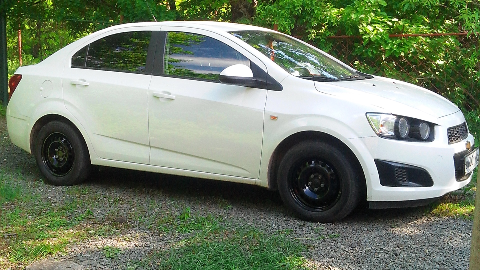 Авео т300 белая. Шевроле Авео т300 белая. Chevrolet Aveo 2 диски. Шевроле Авео т300 седан белый. Chevrolet Aveo 2012 на черных штампах.