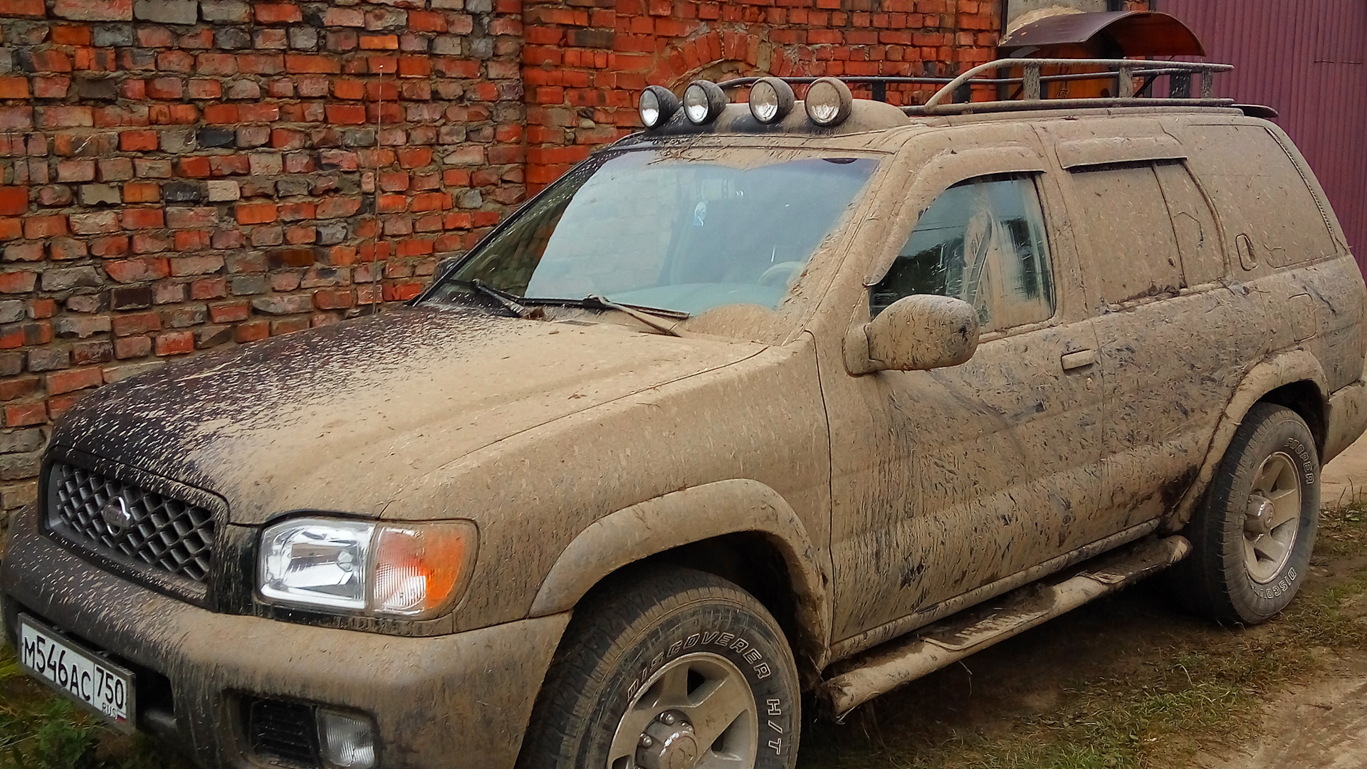 Ниссан патфайндер 1999. Грязевая резина Chevrolet trailblazer. Форд Экспедишн в грязи. Трейлблейзер на грязевой резине. Chevrolet trailblazer шноркель.