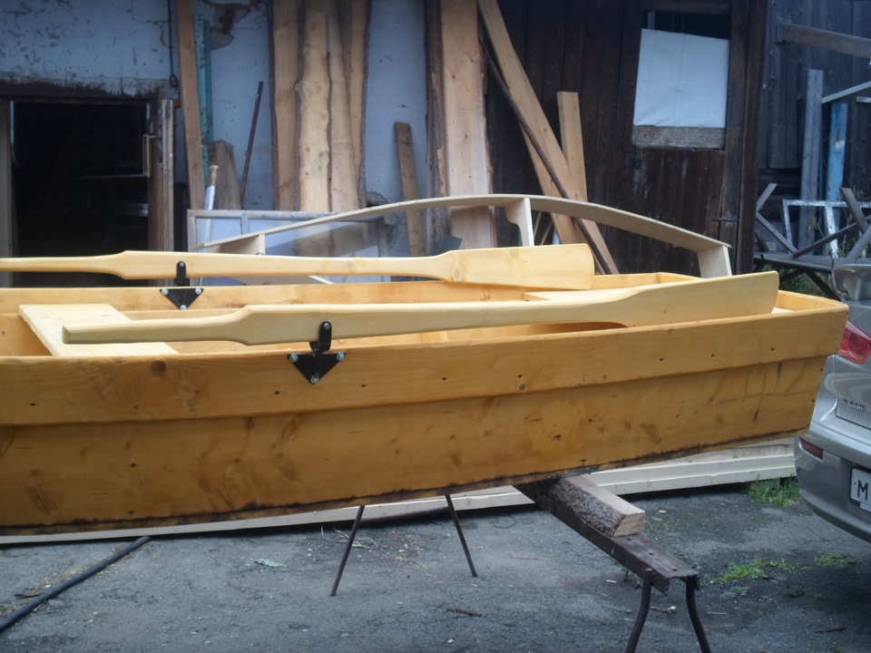 Разбор лодок. Лодка Джейн 450. Лодка деревянная с веслами. Уключина на деревянной лодке. Весельные лодки из дерева.