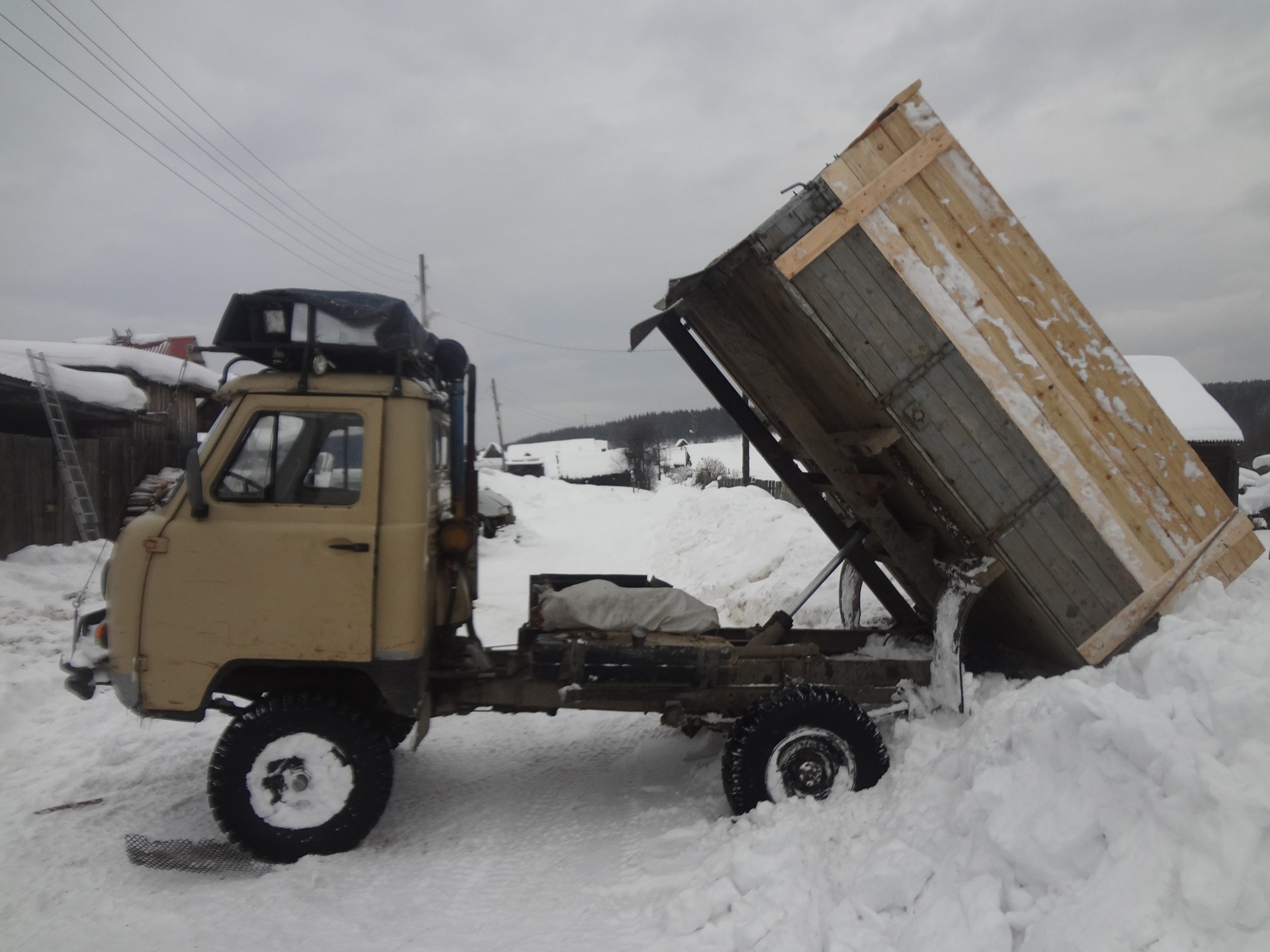 Дром уаз бортовой. Воровайка на УАЗ 3303. УАЗ 3303 С песком. Воровайка на базе УАЗ 3303. УАЗ головастик песочного света с дровами.