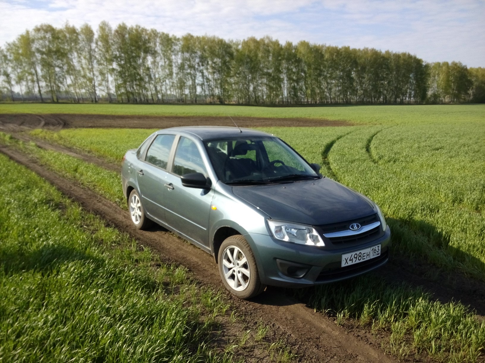 Гранта отзывы реальных владельцев. Машина Lada Granta 15. Лада Гранта картинки. Лада Гранта от воды.