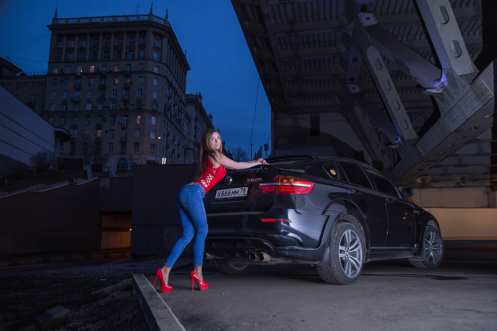 Соня Темникова с машиной BMW x6