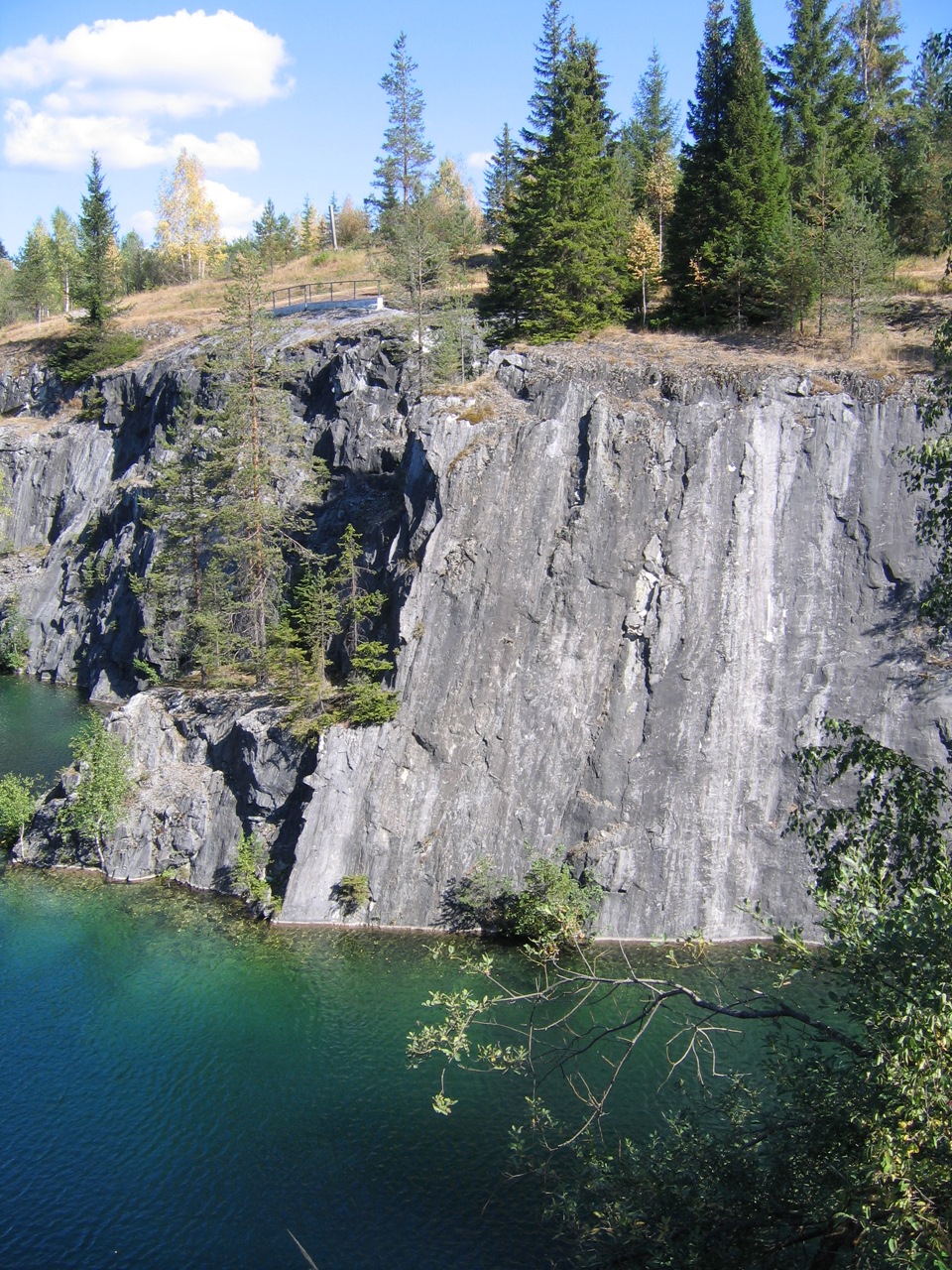 Мраморный каньон в карелии. Поезд 925 сортавала рускеала. Поезд 926ы рускеала-сортавала. Рускеала карелия жилье. Домики из камней в парке рускеала.