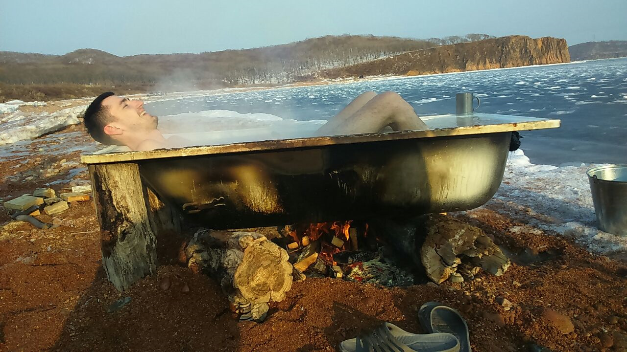 Горячая ванна. Ванна с горячей водой. Ванны с морской водой. Ванна осенью.