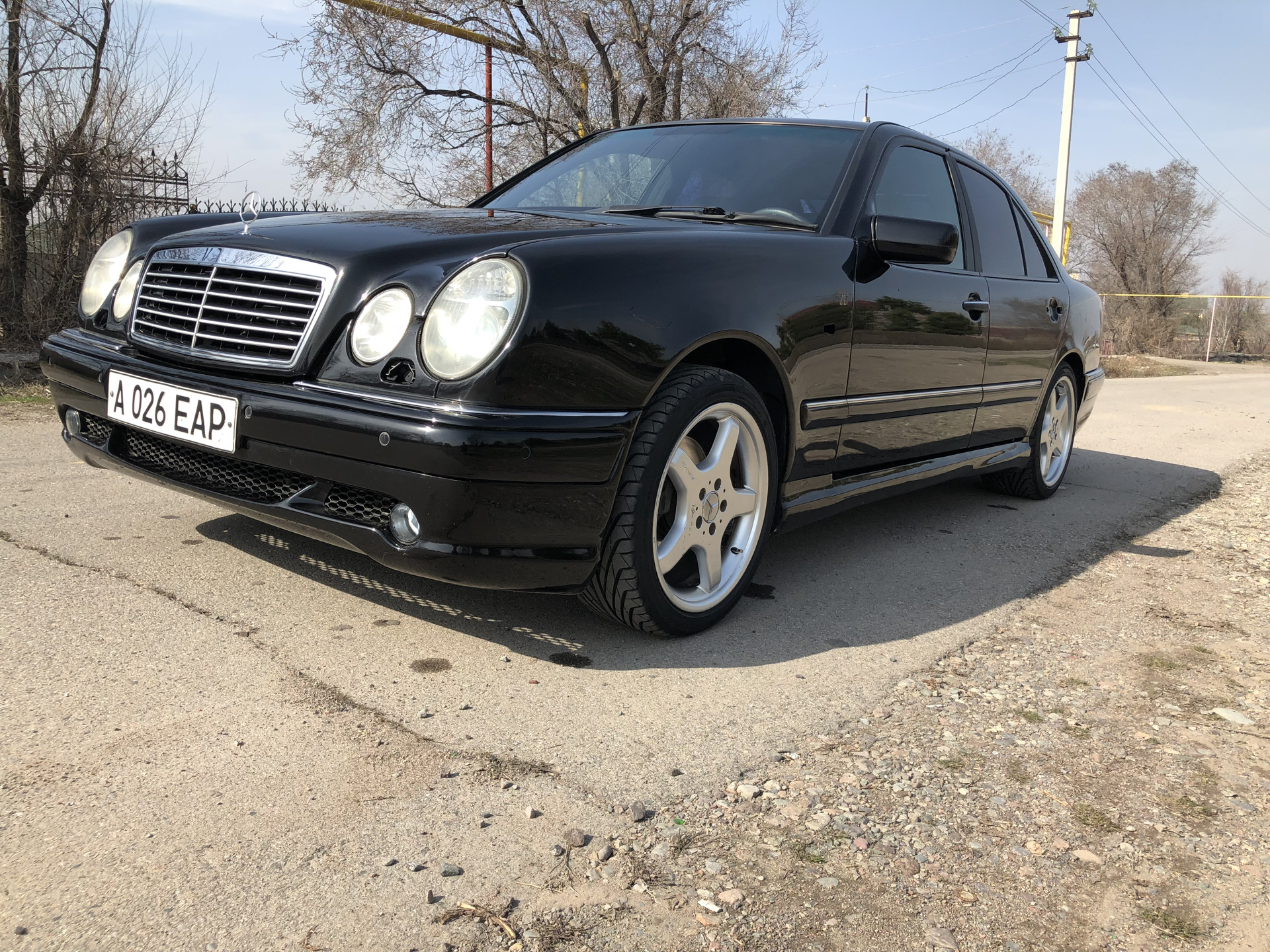 Со 210. Мерседес w210 r18. W210 r18 AMG. АМГ диски на Мерседес 210. Mercedes w210 диски AMG.