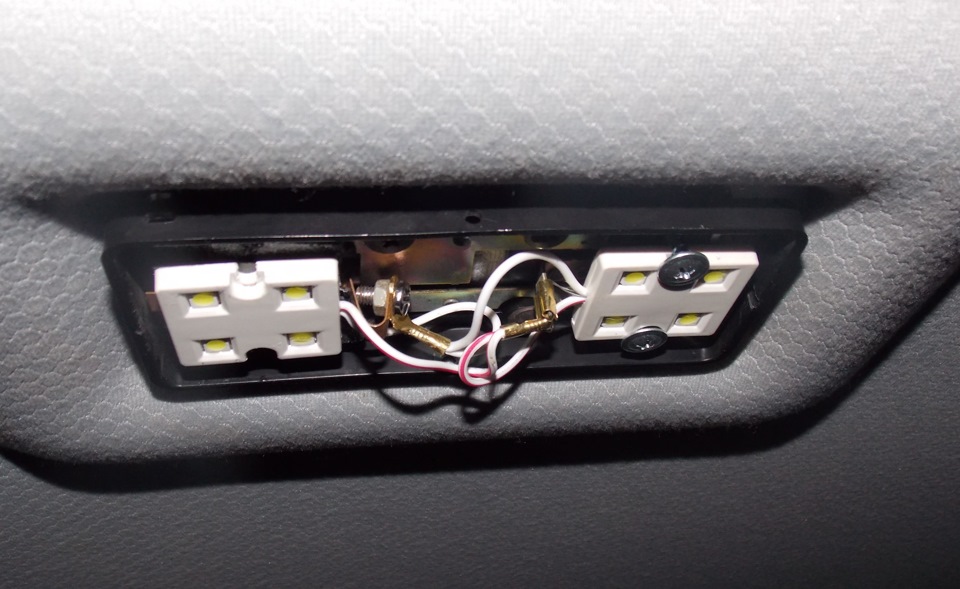При открытии водительской двери не загорается свет в салоне шевроле круз