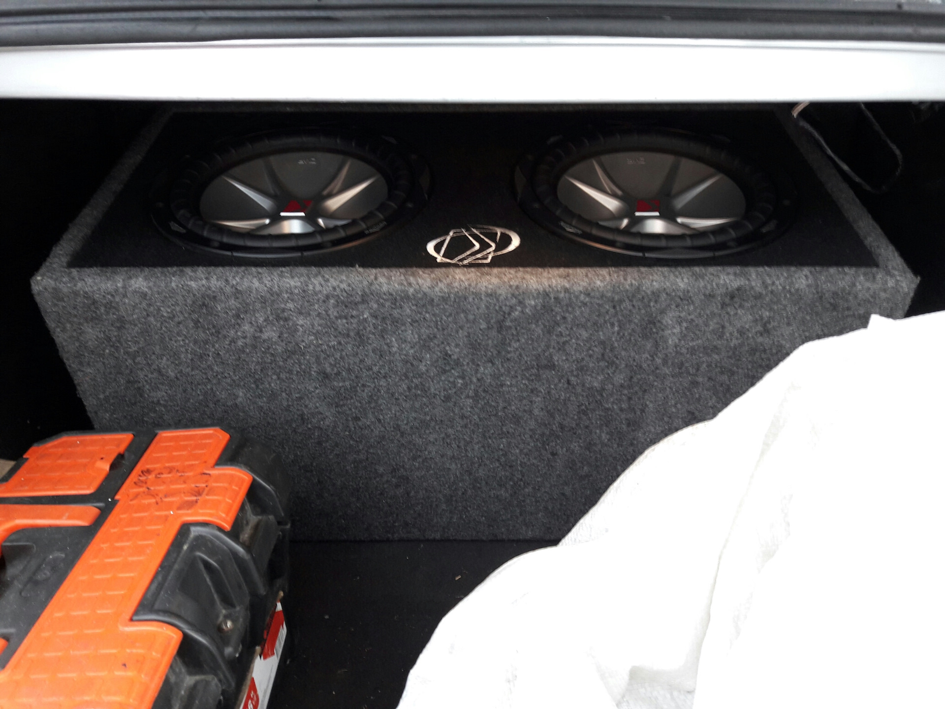 Сабвуфер на задней полке лексус is 250. Снять саб. Киа сид 2 sw сабвуфер. Снять саб. Сабвуфер alpine 2 динамика.