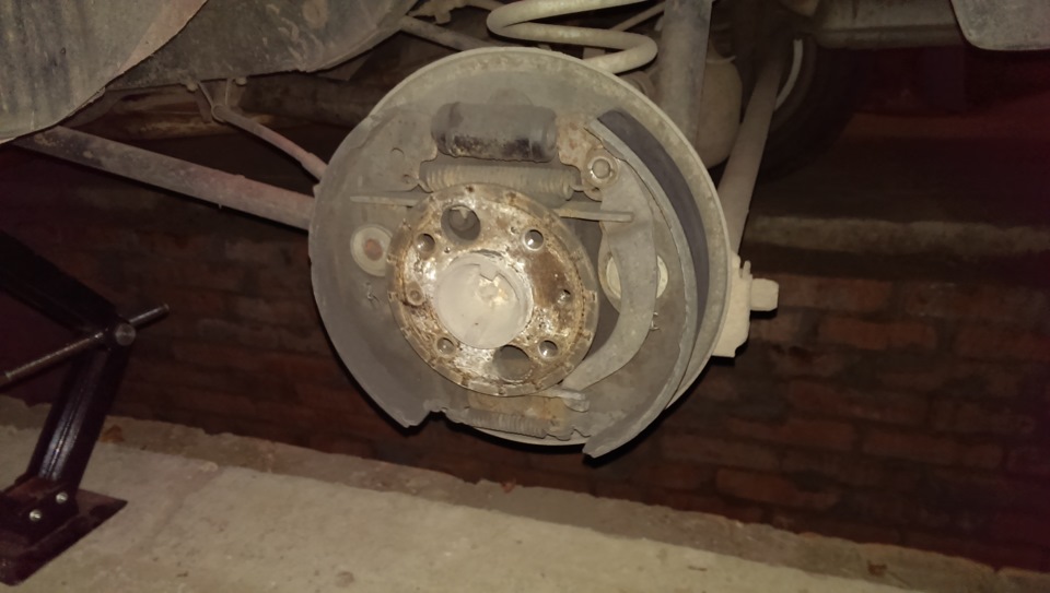 поменяли масло в двигателе и тормозные цилиндры в задних барабанах ...