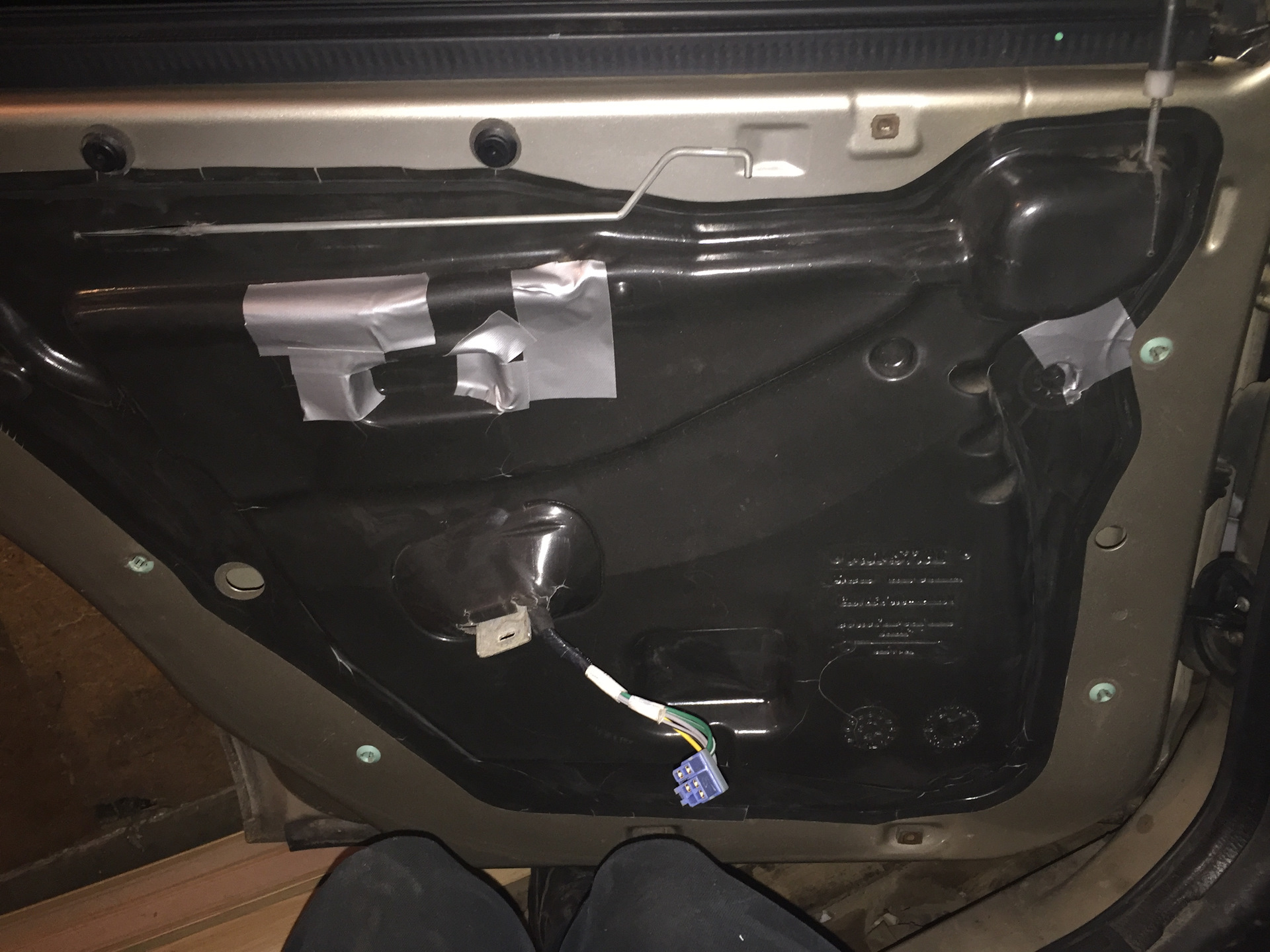 Как снять и затем приклеить обратно заводскую шумоизоляцию двери ...