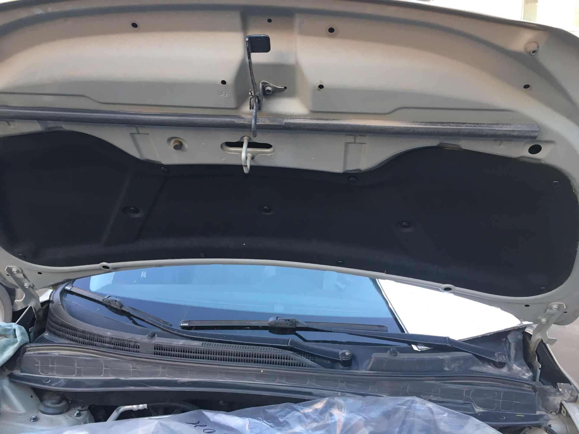 Установка защиты под капот — Hyundai ix35, 2 л, 2010 года | своими ...