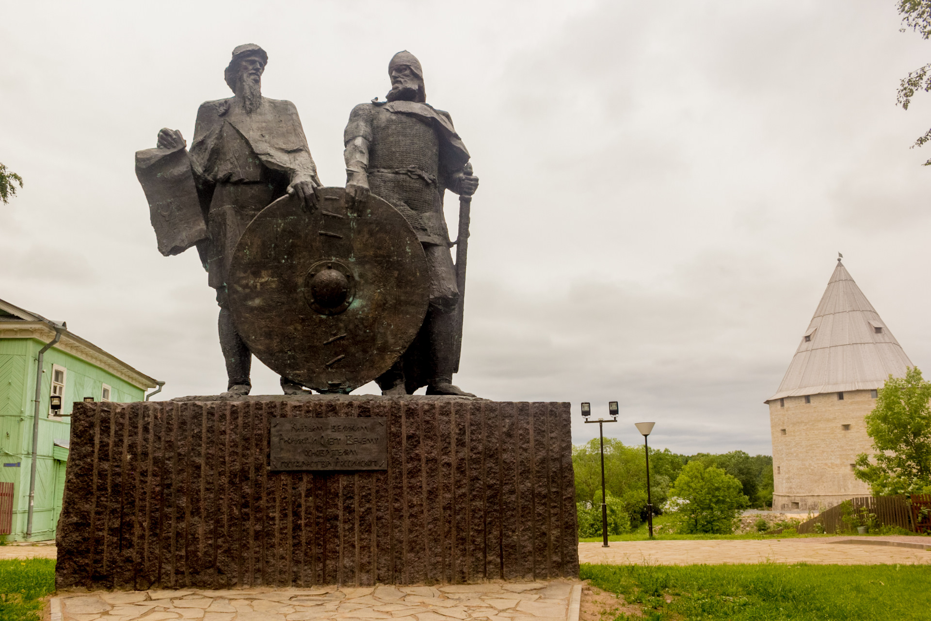 Памятник рюрику и олегу в старой ладоге фото