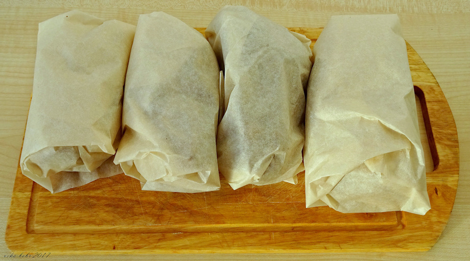 бумага для упаковки посылок. сало засоленное в пергаментной бумаге рецепт. сало в пергаменте. мясо упакованное в бумагу. сало соленое упаковка в бумаге.