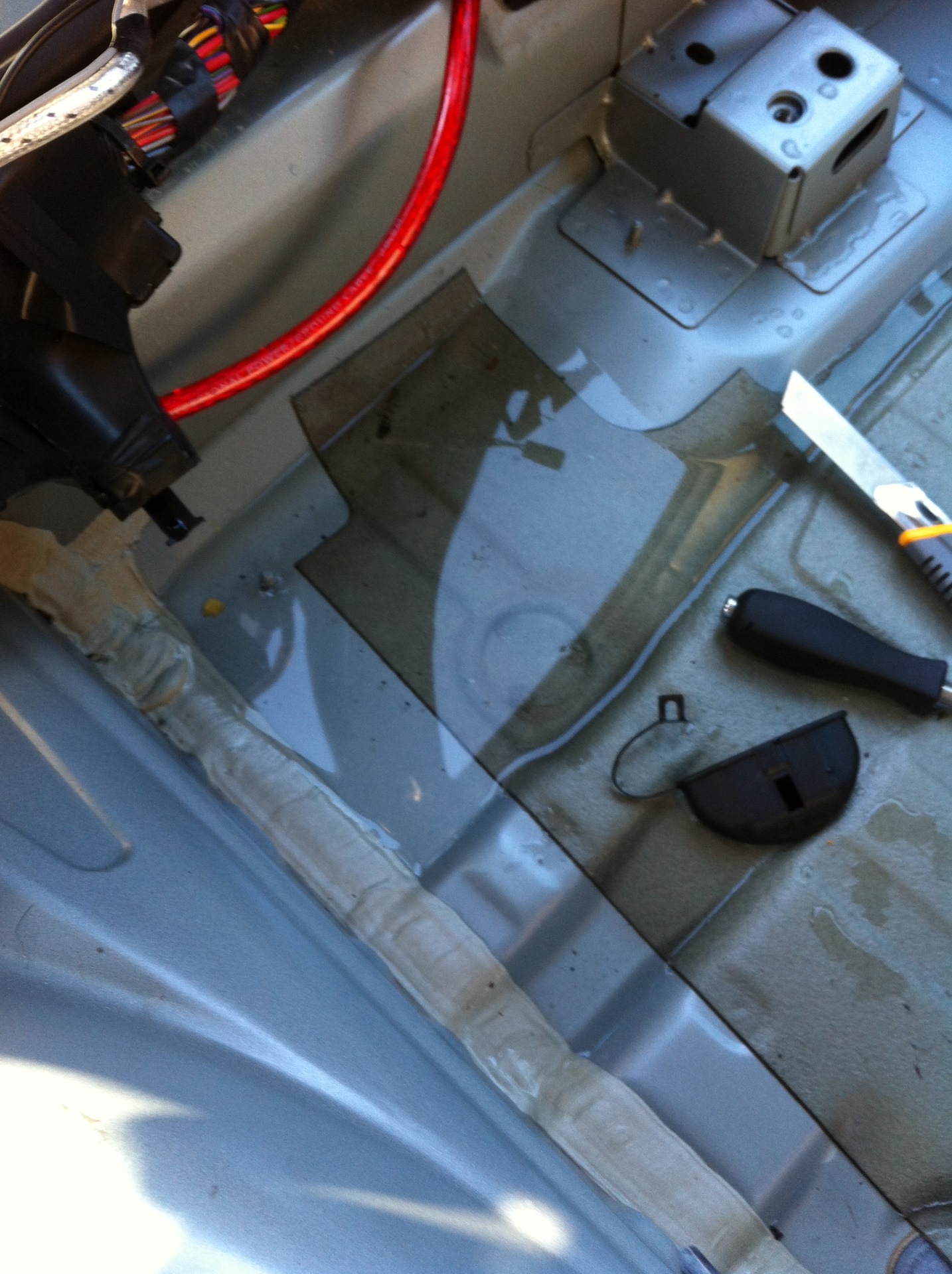 Заглушка под задним сиденьем. X-trail t32 водительское сиденье. W164 вода под сиденьем. Вода под сидениями. Пространство под задним сиденьем.