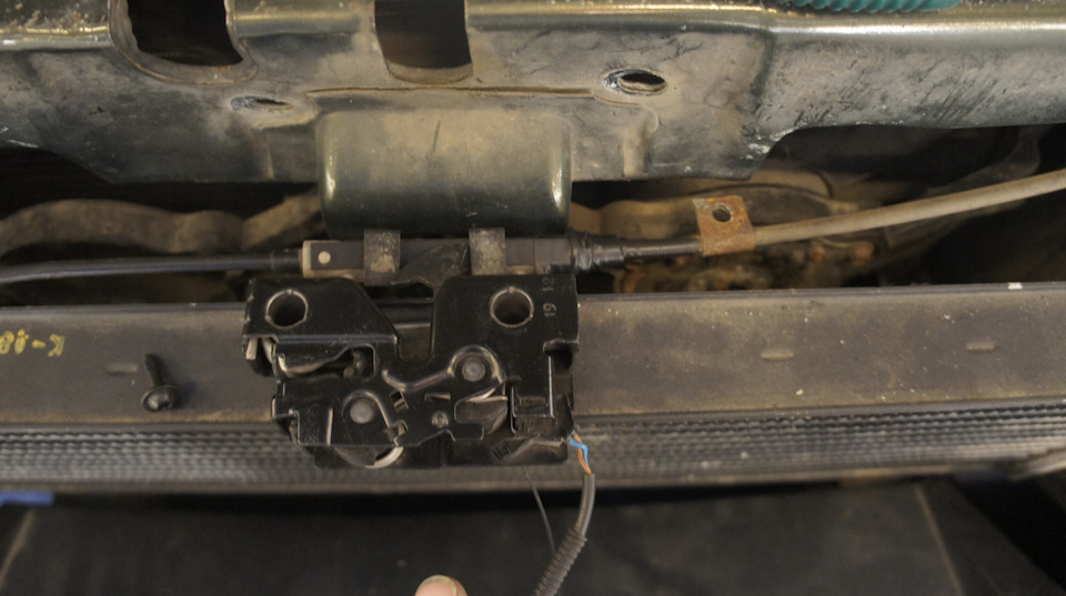 Маленьким бонусом идет концевик на открывание, в будущем можно задействовать для подсветки подкапотного пространства. — УАЗ Patriot