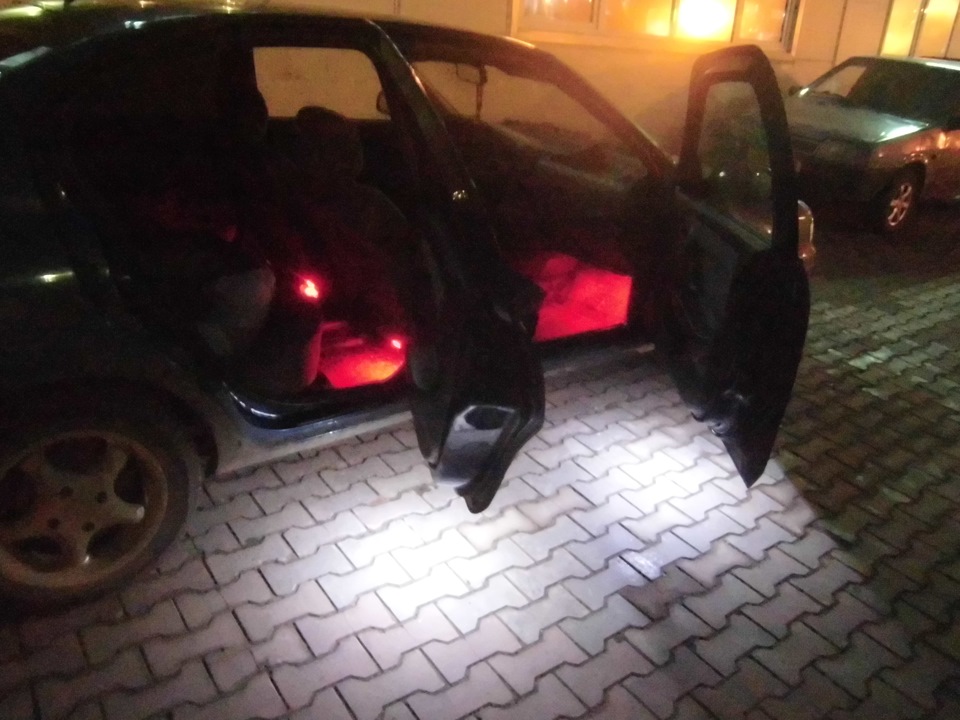 Подсветка под двери/в ноги. — Nissan Primera (P11), 1,6 л, 1998 года ...
