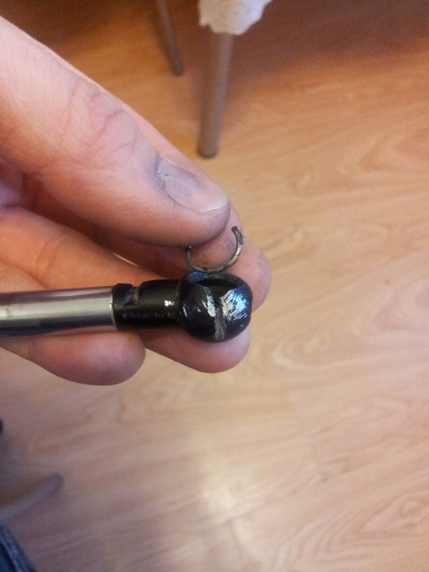 Инструмент для снятия стопорных шайб. Шпильки тормозных колодок ваз 2107. Как открутить стопор. Снимаем стопорное кольцо соренто 2. Вставка под шток.