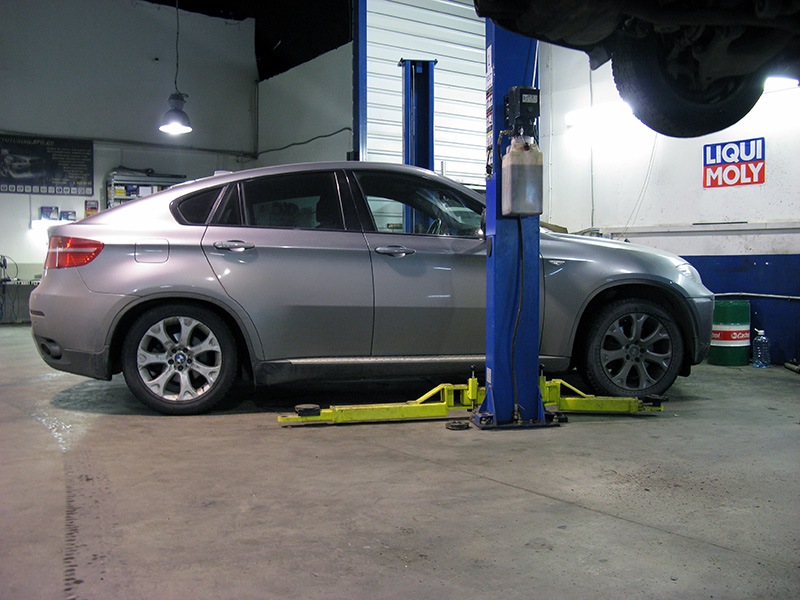 Bmw x6 пневмоподвеска. Bmw x6 на пневмоподвеске. подвеска бмв х5 g05. передняя пневмостойка на бмв х5 е70. бмв х6 пневмоподвеска.
