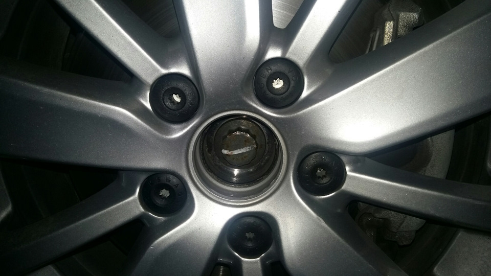 Потерялась заглушка на диск — Volkswagen Jetta VI, 1,4 л, 2013 года ...