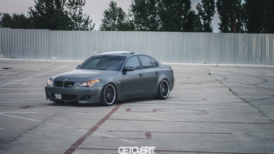 Серая е б. Bmw e60 стэнс. bmw 5 e60 серая. бмв е60 серый матовый. бмв е60 темно серая.