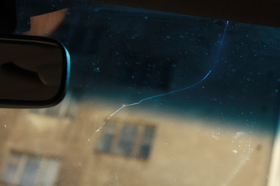 Трещина на лобовом. Лобовое стекло треснутое на BMW 5. Трещина на лобовом стекле. Скол на лобовом стекле.