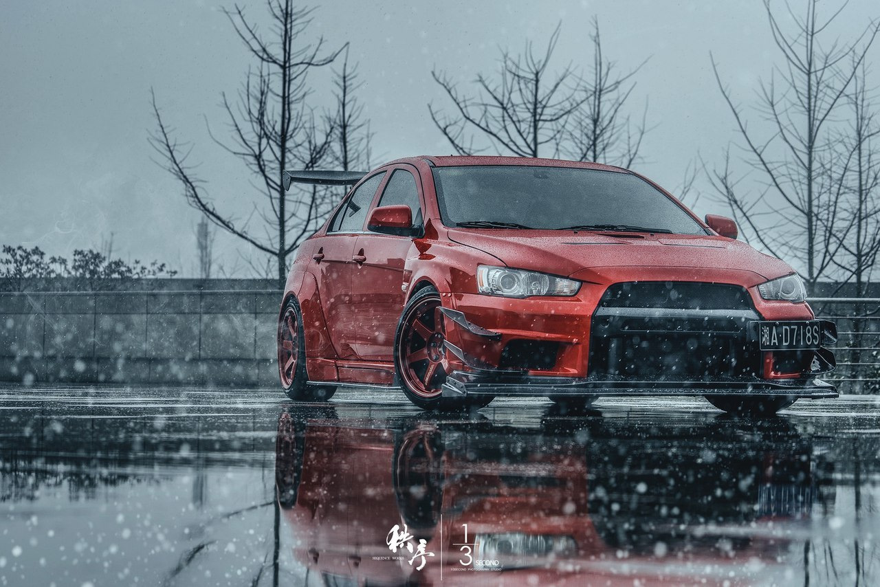 Mitsubishi Lancer 10 в лесу осенью