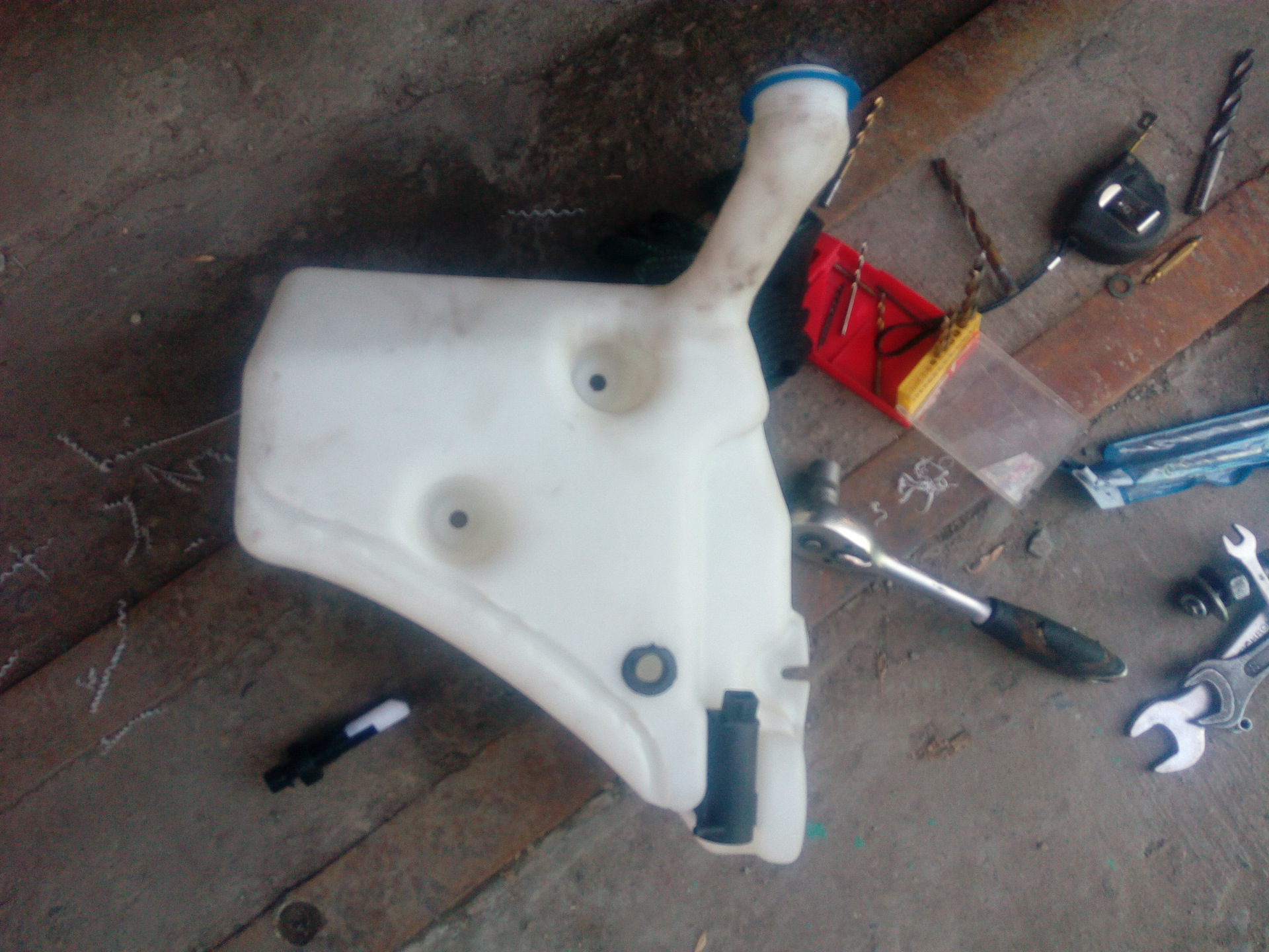 бачок омывателя. иди на место! - МАЗ 437040, 4 л, 2003 года своими руками DRIVE2