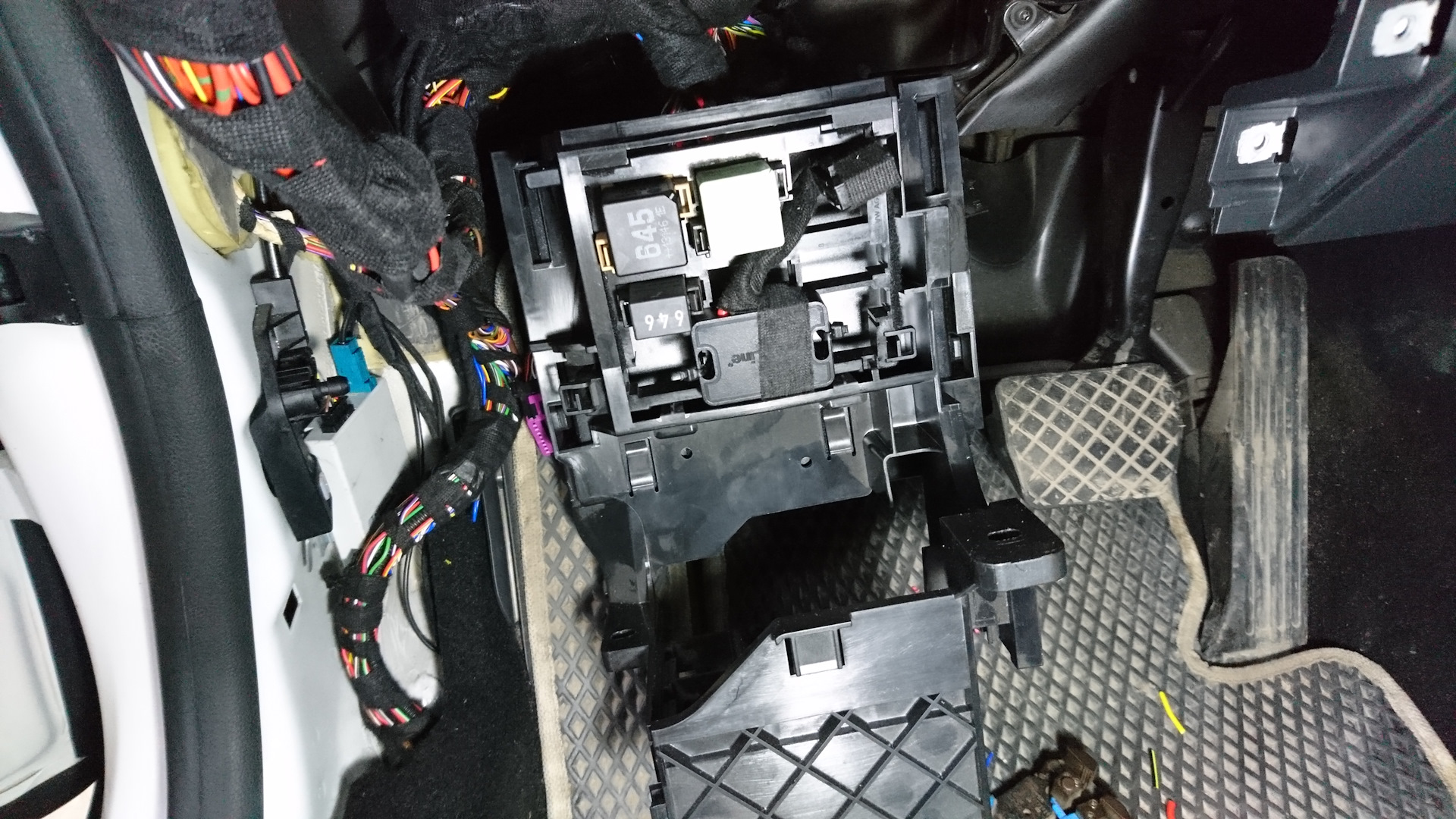 Шкода сигнализация установка. Автосигнализации старлайн с автозапуском. Штатный иммобилайзер шкода рапид. Шкода сигнализация установка. Сигнализация старлайн с автозапуском.