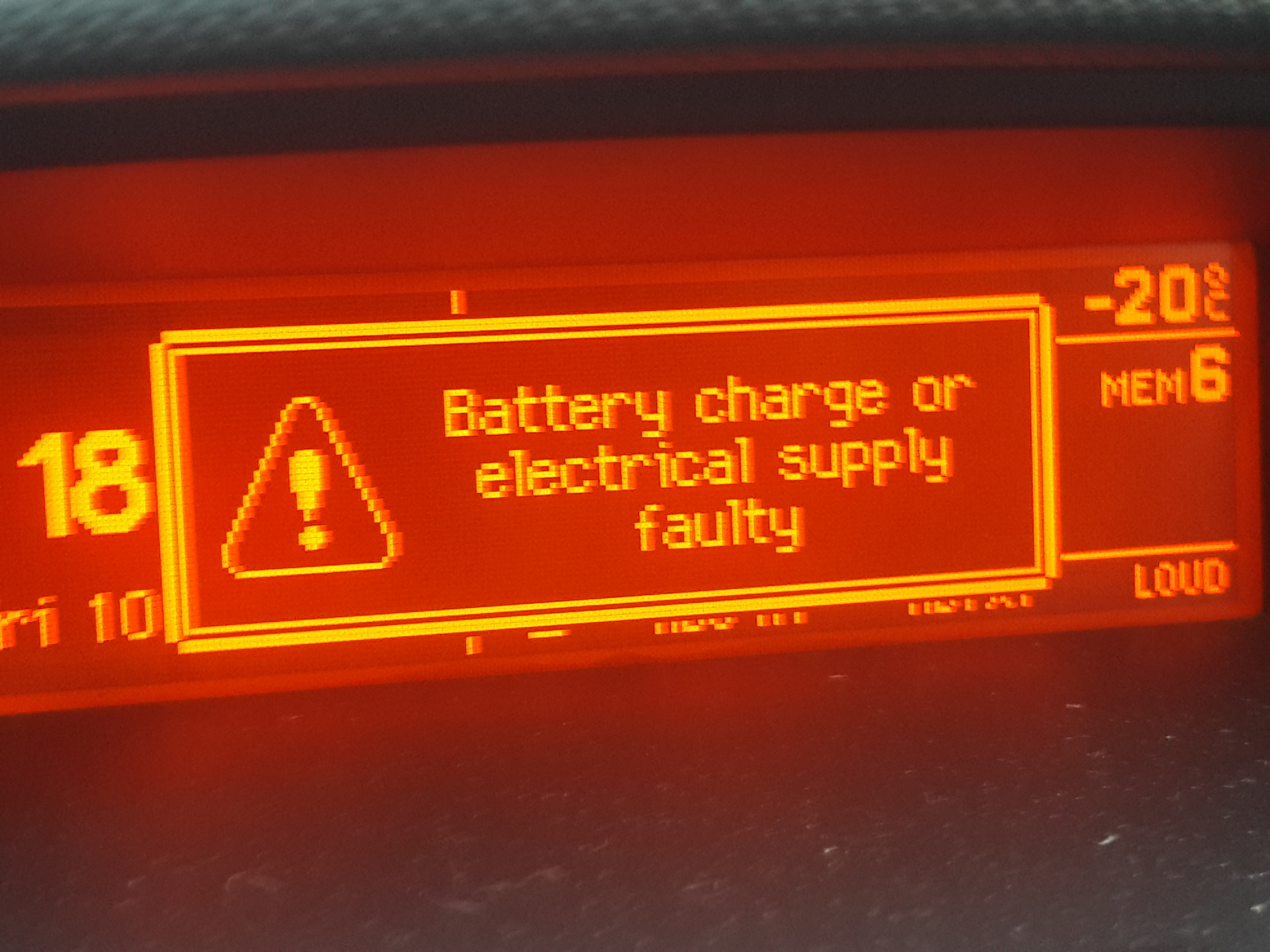 Battery error. Battery charge or electrical Supply faulty Peugeot 308. Дисплей Ситроен Пежо 307. Ошибки на бортовом компьютере Пежо 308. Ситроен c4 depollution System faulty.