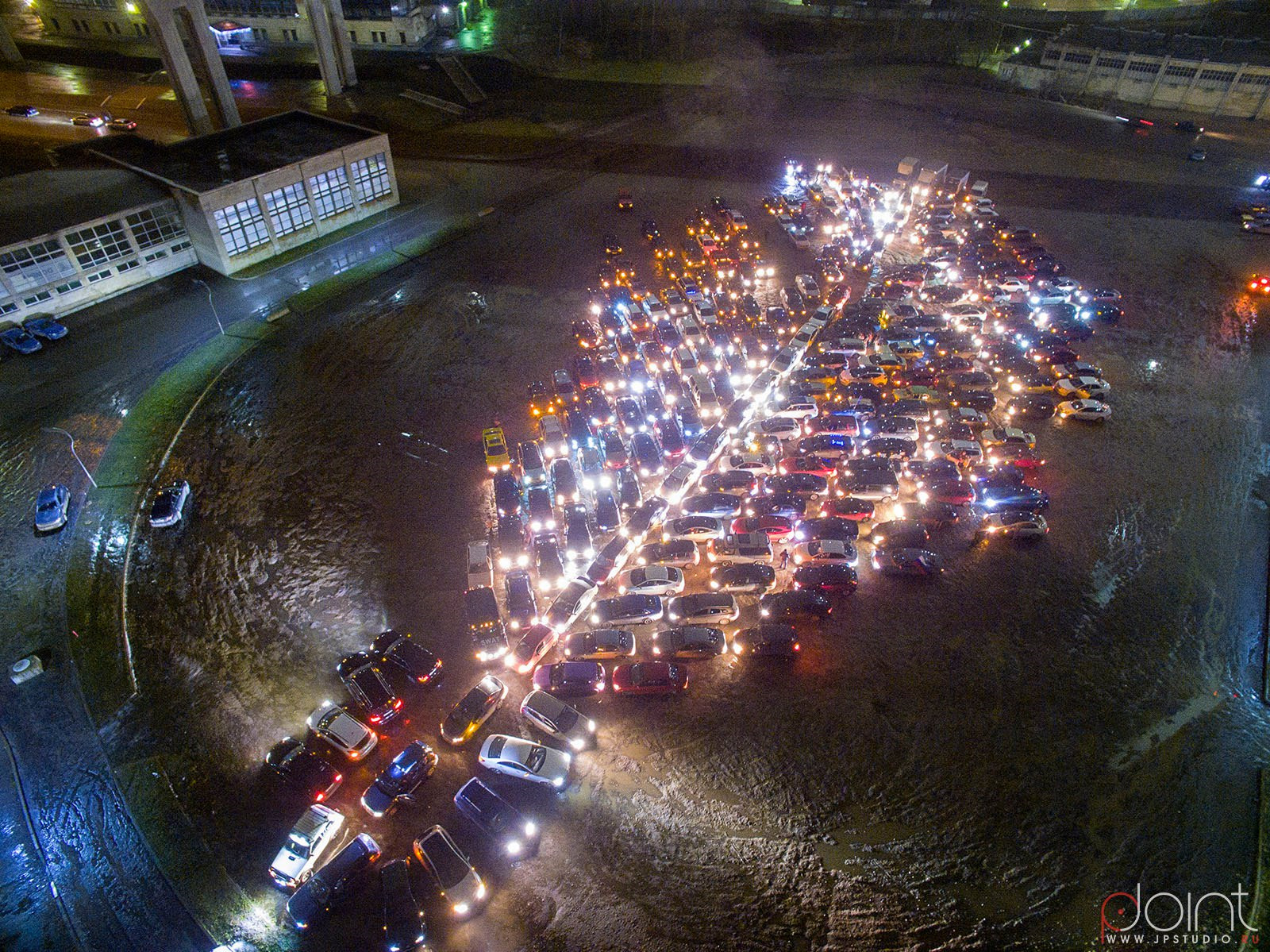 Автоелка. АВТОЕЛКА Санкт Петербург. Елочка из автомобилей. Новогодняя елка из машин. ФЛЕШМОД елка из автомобилей.