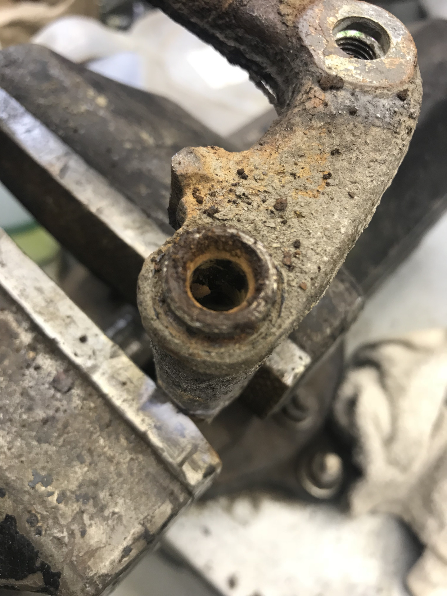 Замена подшипника ступицы, замена выпускного коллектора проточка ...