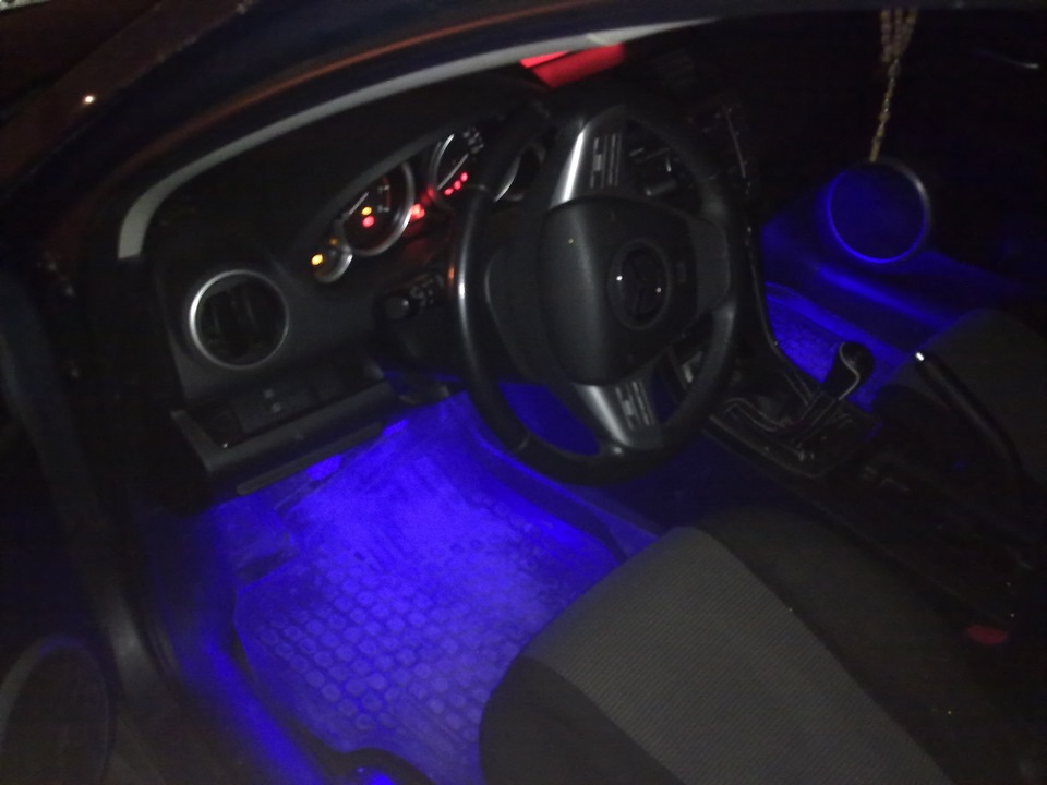 Подсветка мазда сх5. Mazda CX-5 ke подсветка ног штатная. Подсветка ног Mazda CX-5. Подсветка водителя Мазда 6gh. Cx7 подсветка салона.