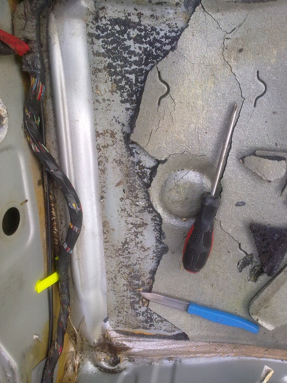 днище было вогнуто в салон, пришлось ровнять — Mitsubishi Carisma