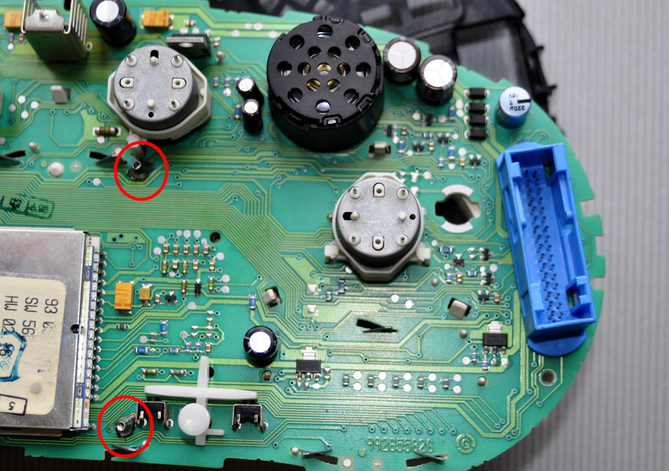 места пайки отмечены красным. проблему имел один из двух контактов, но на всякий случай пропаял оба. — Volkswagen Golf Mk4