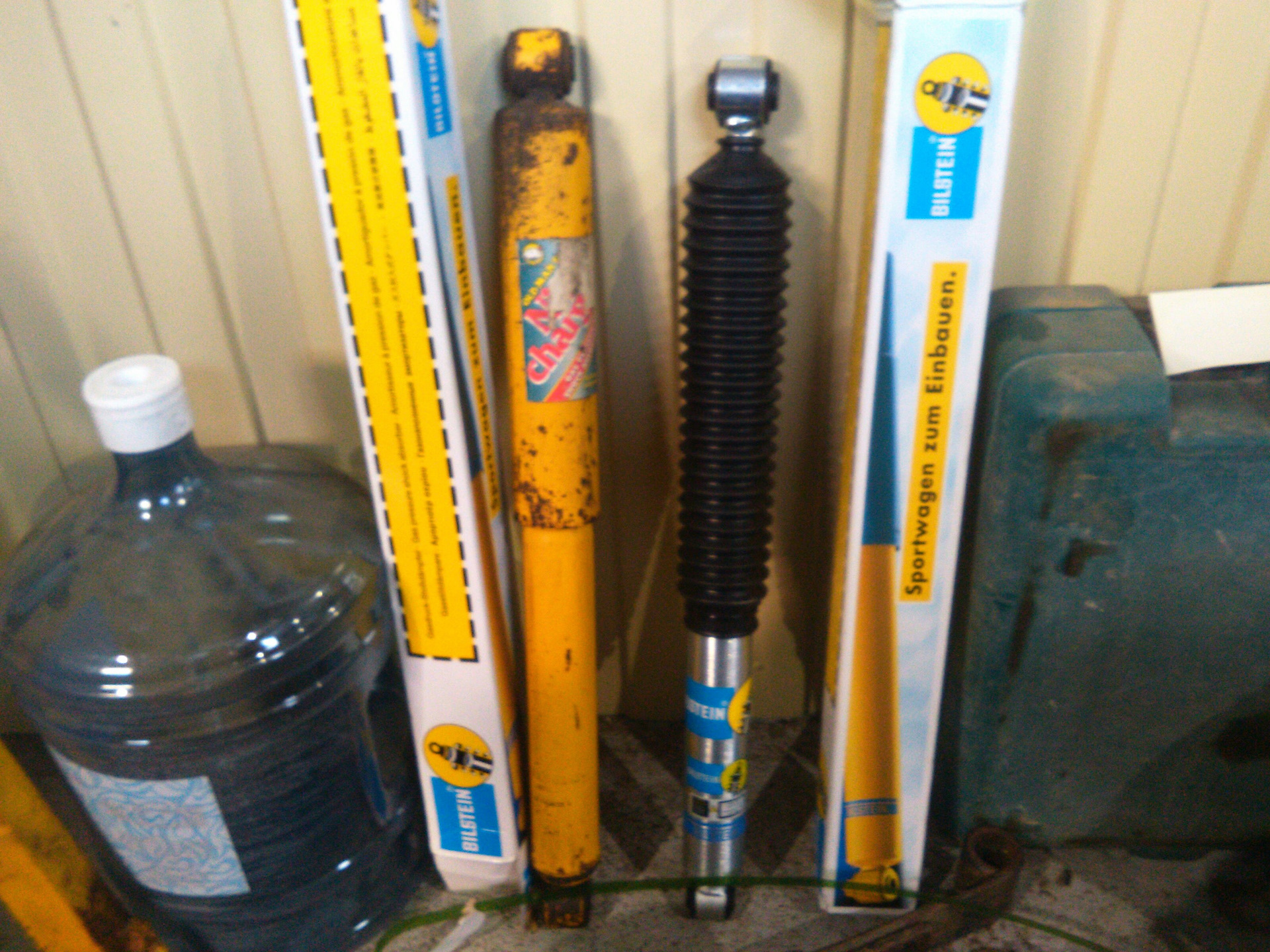 Амортизатор jeep grand cherokee. Jeep Cherokee wk2 амортизатор задний BILSTEIN. Амортизатор BILSTEIN на Гранд Чероки. Амортизаторы BILSTEIN Grand Cherokee wk2 дизель. Jeep Grand Cherokee wk2 передний амортизатор Бильштайн.