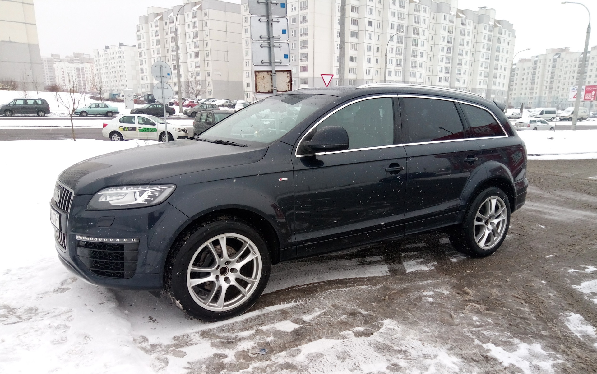 Зима r20. Audi q7 r20. 275 45 R21 Audi q7. Audi q7 l 275/55 r20. Audi q7 Black r22.