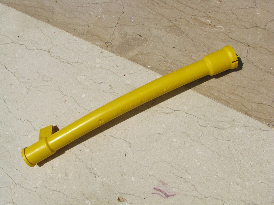 Направляющая масляного щупа. Трубка под щуп ауди а4б5. Скания 124 направляющая масляного щупа. Трубка масляного щупа škoda octavia a5. Направляющая втулка щупа 1g.