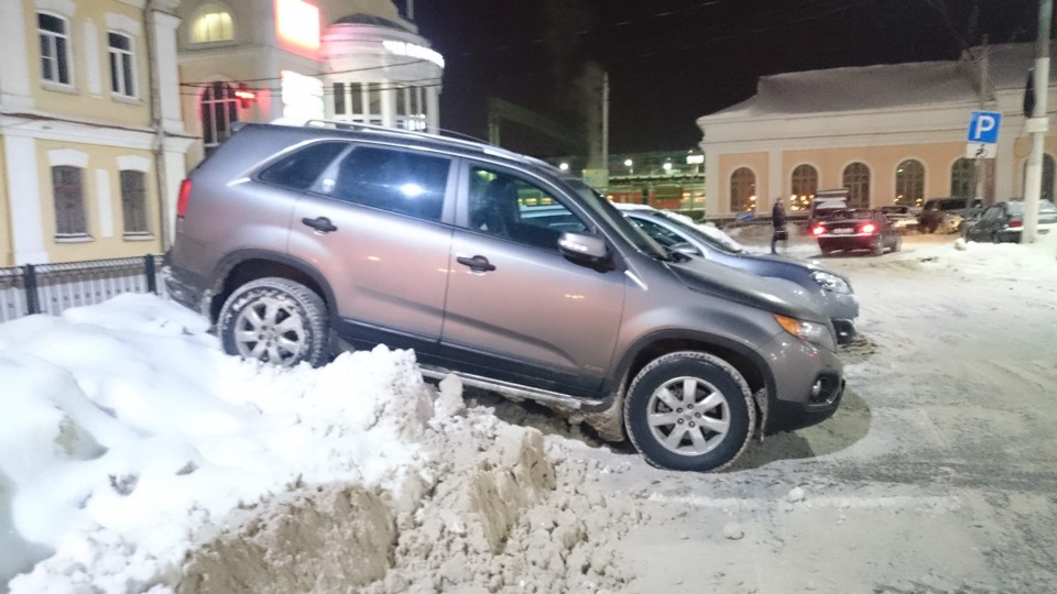 Иногда когда нет места припарковаться — как мне нравится, что зимой на соренто намного проще найти места на парковке — KIA Sorento (2G)