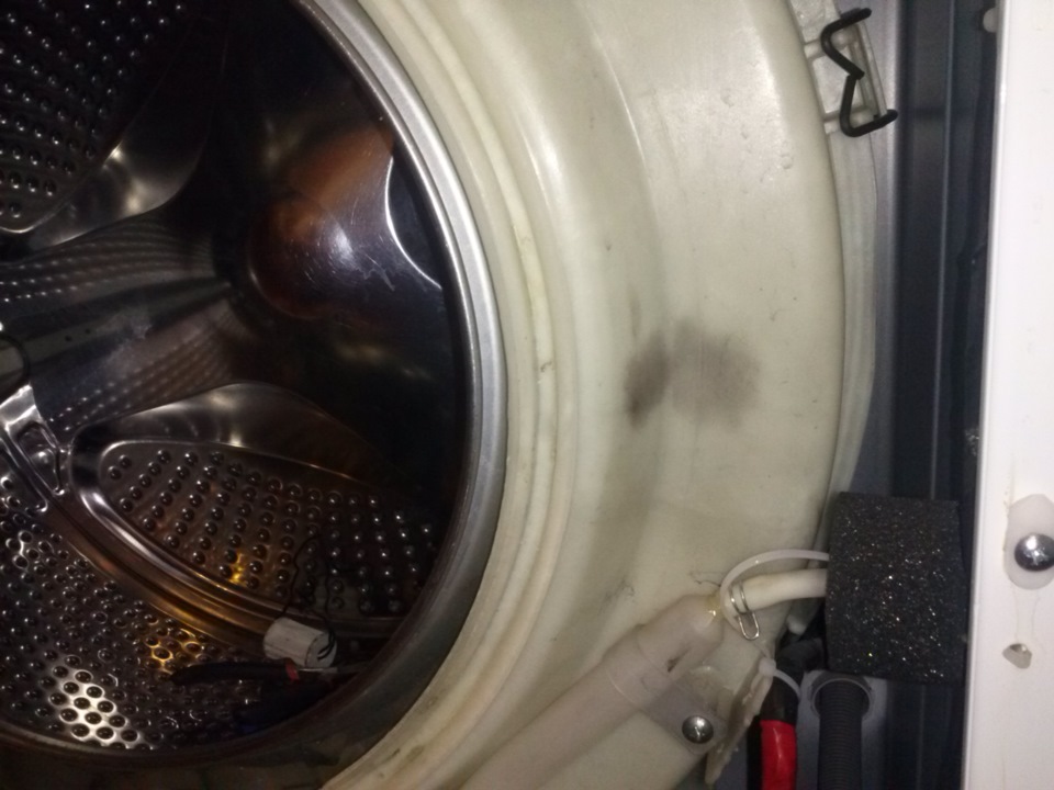 Почему стиральная машина течет снизу при стирке