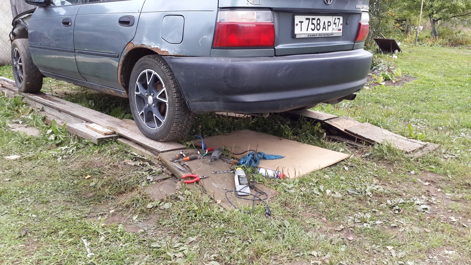 Горловина бака и центральный замок — Toyota Corolla (100), 1,3 л, 1993 ...