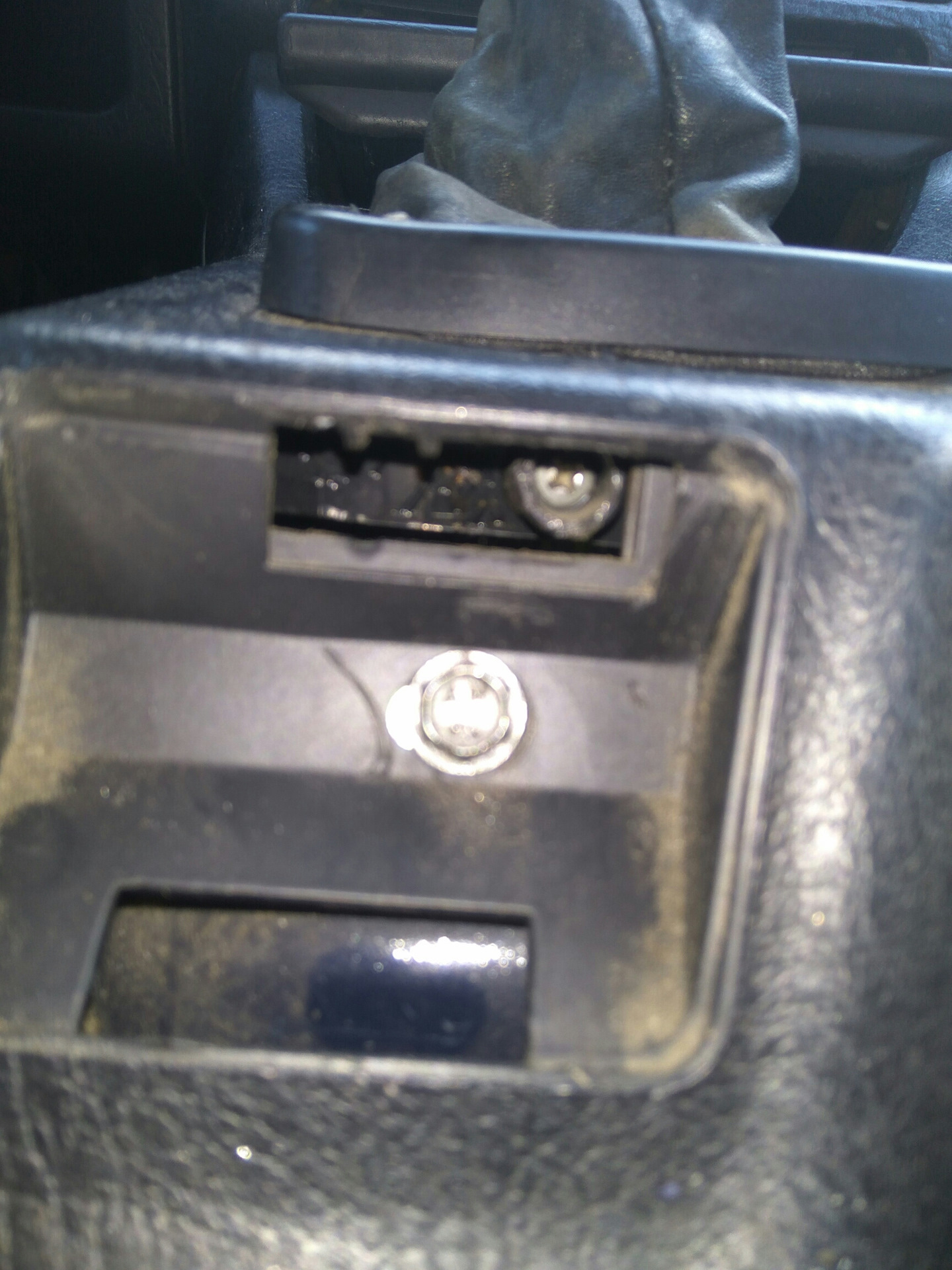 Снятие чехла кулисы кпп Audi 80 B3 — Audi 80 (B3), 1,8 л, 1990 года ...