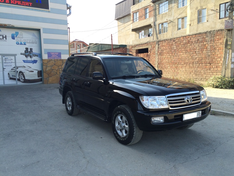 Черный 100. Тойота ландкрузер 100 черный. Тойота ленд Крузер 100 серный. Toyota Land Cruiser 100 черный тонированный. Крузер 100 черный.