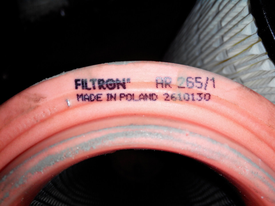 Старый элемент Filtron AR265\1 — Audi A2. Запчасти на фото: AR265, AR2651