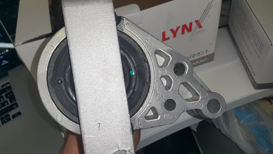 LYNX ME-1060. На резиновой части видно отверстие, куда, в теории, могла заливаться жидкость… В каталоге этот номер появился недавно (8.2016), поэтому отзывов об эксплуатации не нашёл в гугле. — Mazda 3 (1G) BK. Запчасти на фото: ME1060