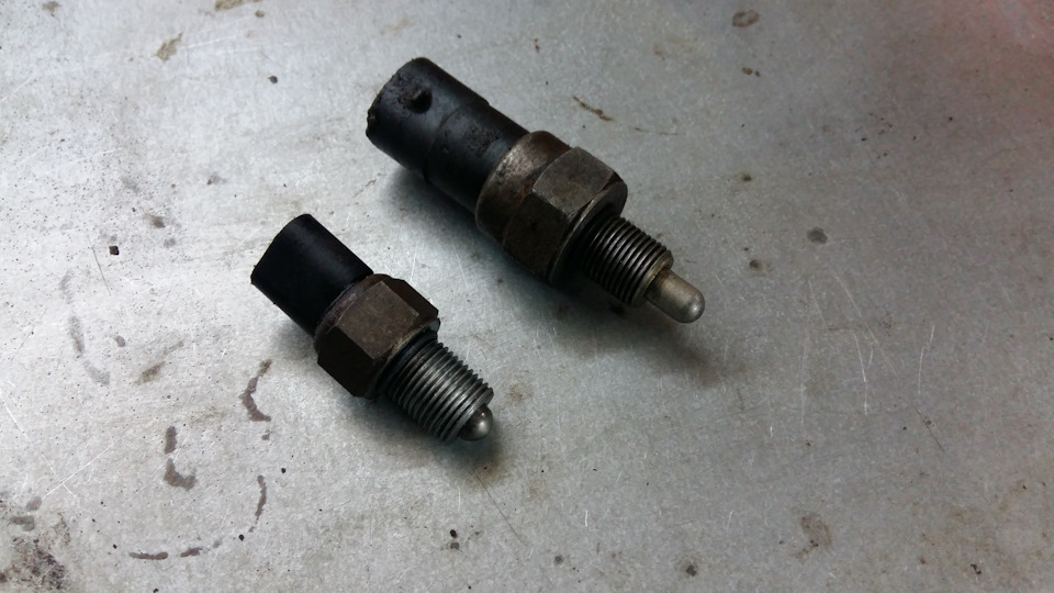 Датчики 83503 525 (слева) и 56006 755 (справа) — Jeep Grand Cherokee (ZJ). Запчасти на фото: 56006755