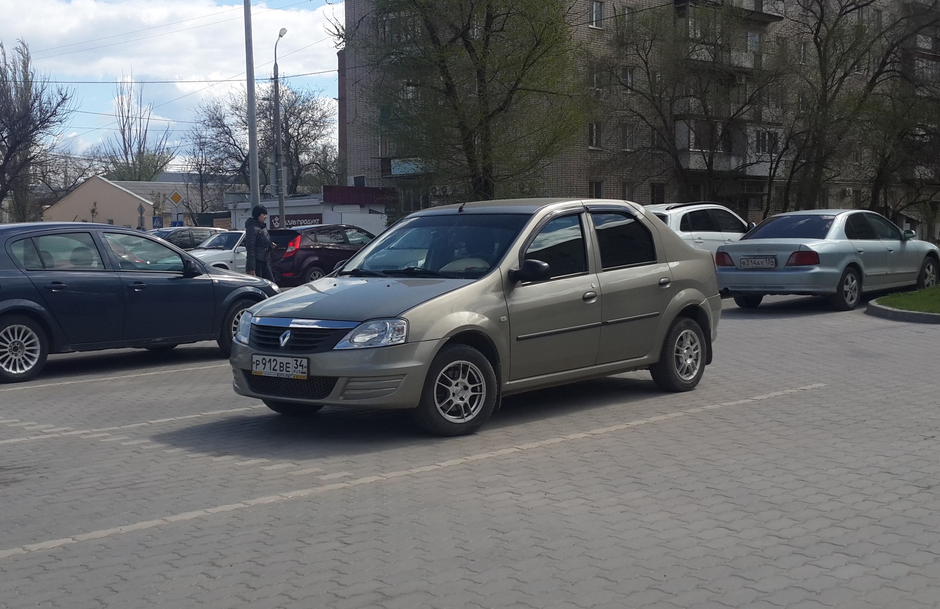 Renault logan drive2. Драйв 2 рено логан 1. Логан драйв2 серо зеленый. Рено логан 1 черный штампы. Рено логан 1 во дворе.