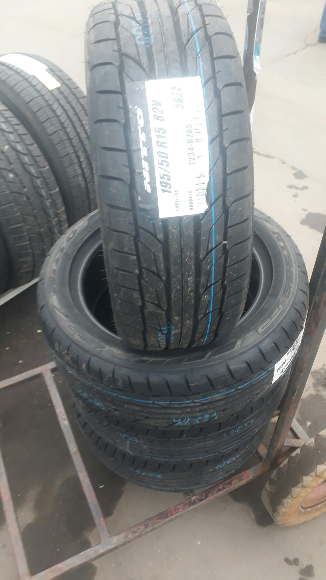 Резина — Lada Калина хэтчбек, 1,4 л., 2011 года | шины | DRIVE2