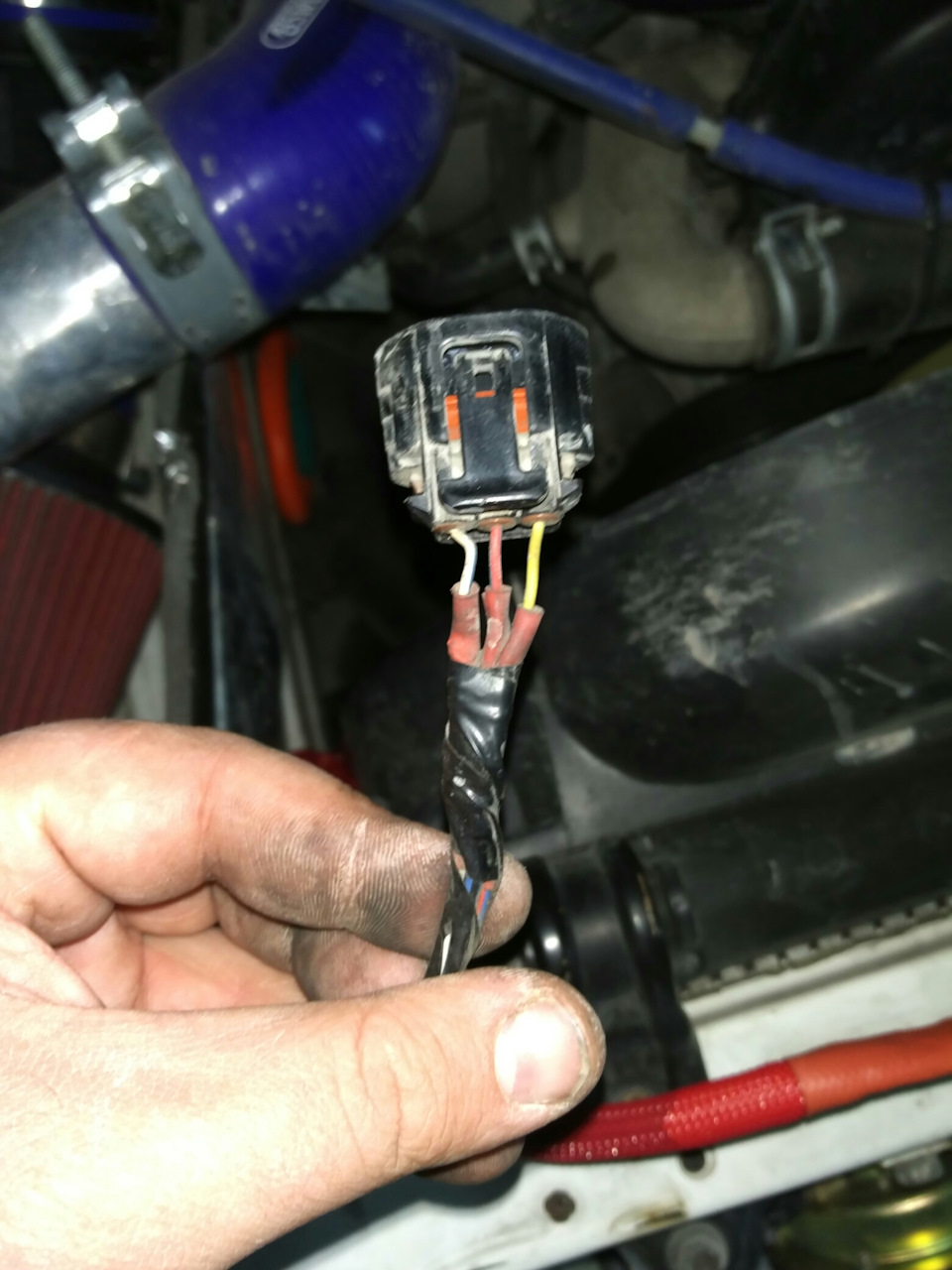 Электрик 2 разряда не иначе это делал, изоленты ровно 20 см намотанно на 40 см проводки, она уже никакая — Toyota Chaser (100)