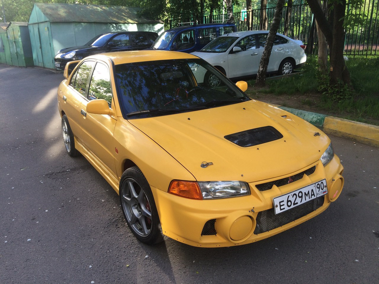 Работа mitsubishi. Mitsubishi Lancer RS Evolution IV. Митсубиси желтая 1991. Митсубиси Старая желтая. Митсубиси желтая праворукая большая.
